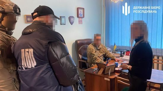 На Закарпатті ТЦКівець допомагав ухилянтам тікати з військкомату, а військовим – іти у СЗЧ (фото)