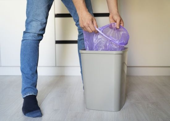 Чому в жодному разі не можна ввечері виносити сміття: 4 вагомі причини