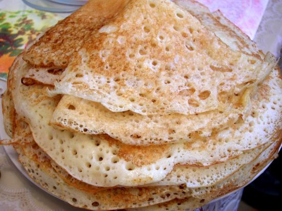 Не молоко і не воду: що додати в тісто для млинців, щоб воно не рвалося