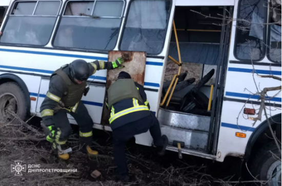 Масштабна ДТП на Нікопольщині: автобус із людьми злетів з дороги (фото)