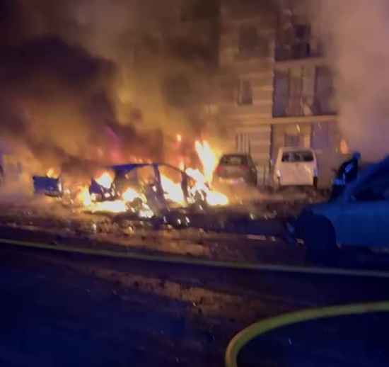 Російський безпілотник атакував Суми: палають автівки