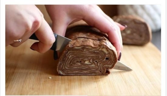 Рулети з шоколадних млинців з ніжним заварним кремом