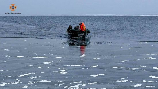 На Дніпрі відірвалася крижина з рибалками: що відомо