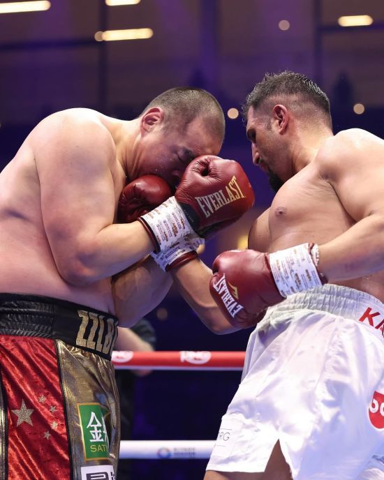 Став претендентом на пояс Усика: непереможний німець піднявся з нокдауну і нокаутував Чжилея (відео)