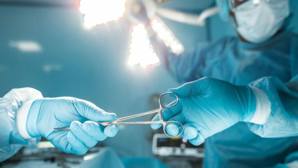 У Києві жінці успішно видалили пухлину молочної залози: рак це виклик, який можна подолати