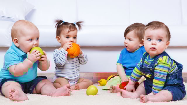 Коли дитина починає сидіти – норми та поради лікаря