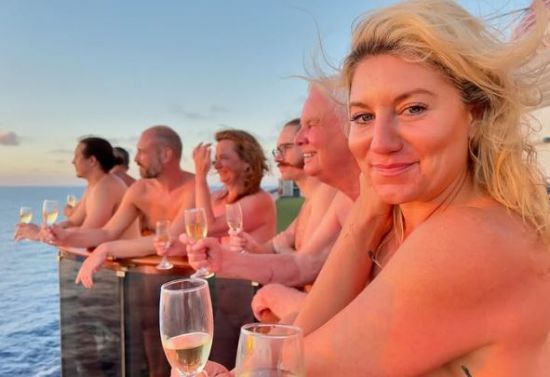 Голий рай: лайнер для нудистів вирушив у круїз – фото