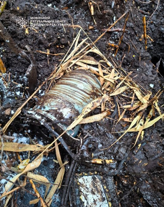 На Київщині знайшли в полі нерозірвану бойову частину російського безпілотника