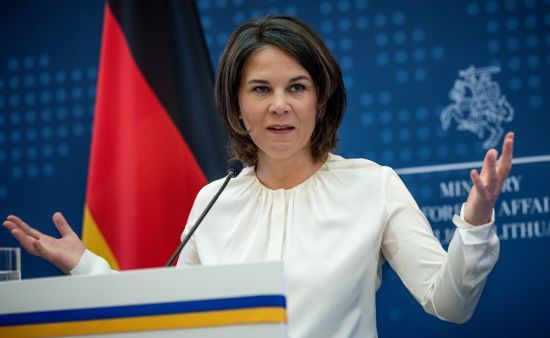 "Їм є що втрачати": Бербок пригрозила США після заяв Трампа щодо України