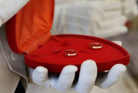 32-річний чоловік одружився з 53-річною матір'ю своєї однокласниці: історія кохання та фото пари