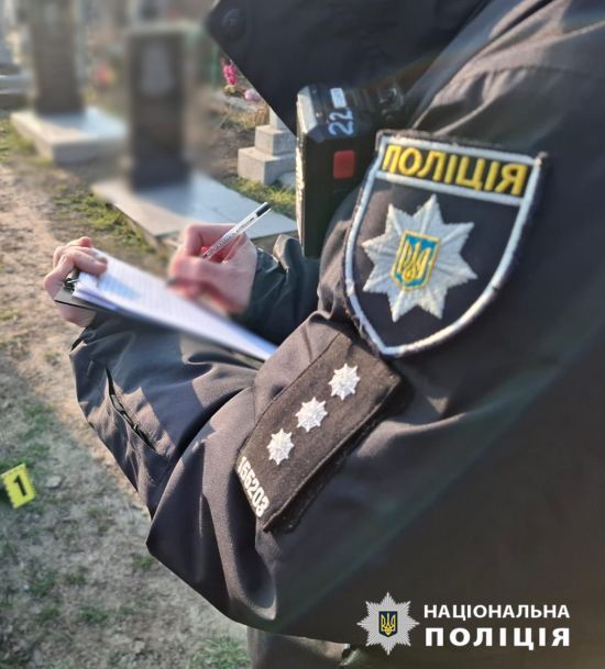 Зірвав прапор України з могили військового: на Одещині затримали чоловіка