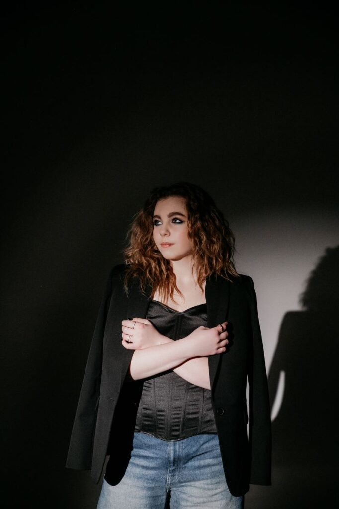 YALLA — «Жити»: шістнадцятирічна співачка заспівала маніфест життя