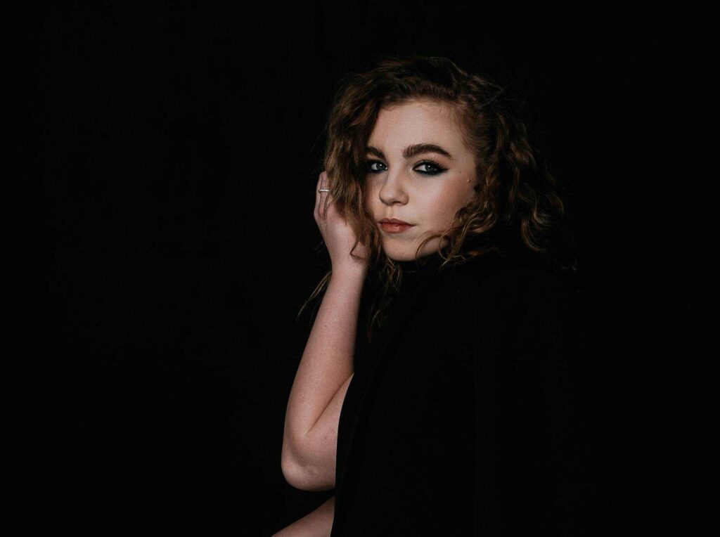 YALLA — «Жити»: шістнадцятирічна співачка заспівала маніфест життя