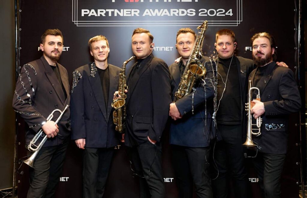 Відомий львський гурт Dykobrass отримав офіційні права на виконання легендарної  пісні Володимира Івасюка “Пісня буде поміж нас”