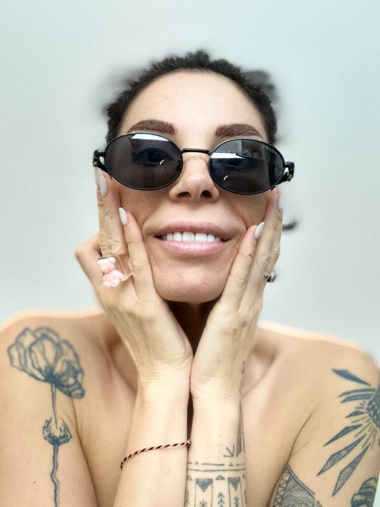 Виконавиця і авторка треків Ann in Black презентує нову гумористичну роботу “Дякую собі”