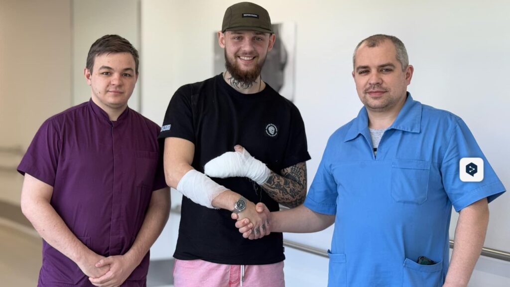 Кістка розкололась навпіл після невдалого армреслінгу: у Львові рятують руку хлопцю