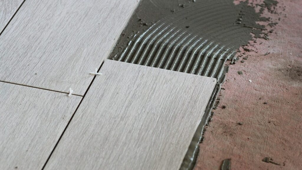 В Антонівці дрон атакував авто поліцейських під час евакуації постраждалих, є поранені