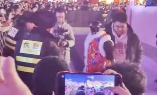 Гуманоїдний робот атакував натовп людей – відео