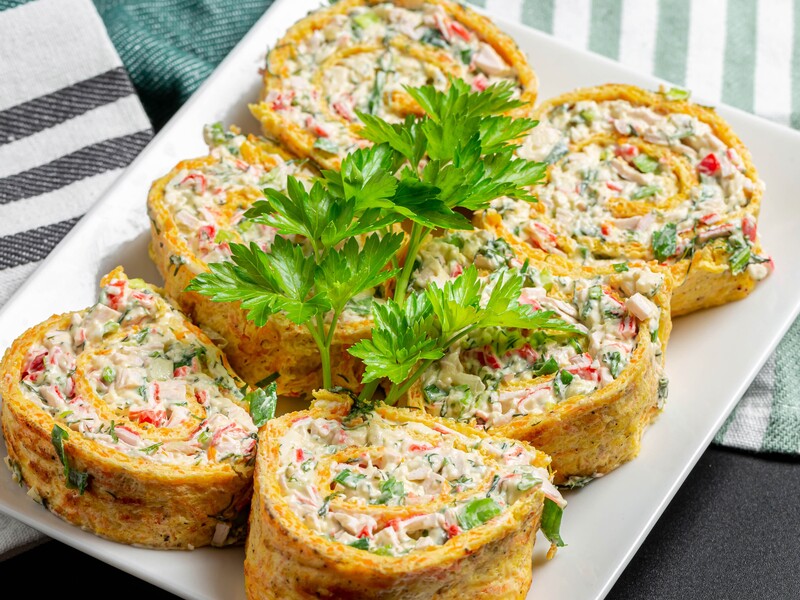 Зробіть цю начинку – і ситний рулет із крабових паличок точно сподобається. Швидкий рецепт