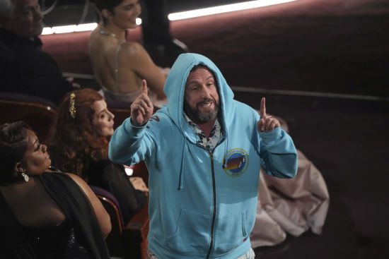 Адам Сендлер на "Оскарі-2025" оскандалився появою у шортах і нагадав суперечку Трампа із Зеленським