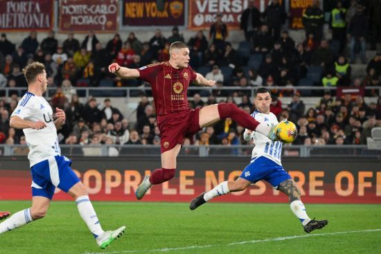 Вирвав перемогу: Довбик увійшов до символічної збірної туру Серії А