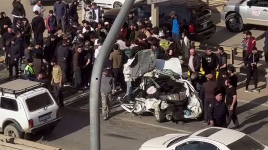 У Росії військовий бронетранспортер розчавив автомобіль із водієм: фото