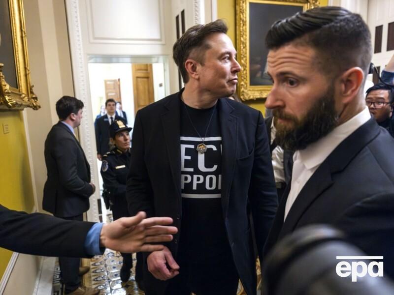 Маск з'явився на зустріч у Капітолій у толстовці з принтом і медальйоном на шиї. Фото