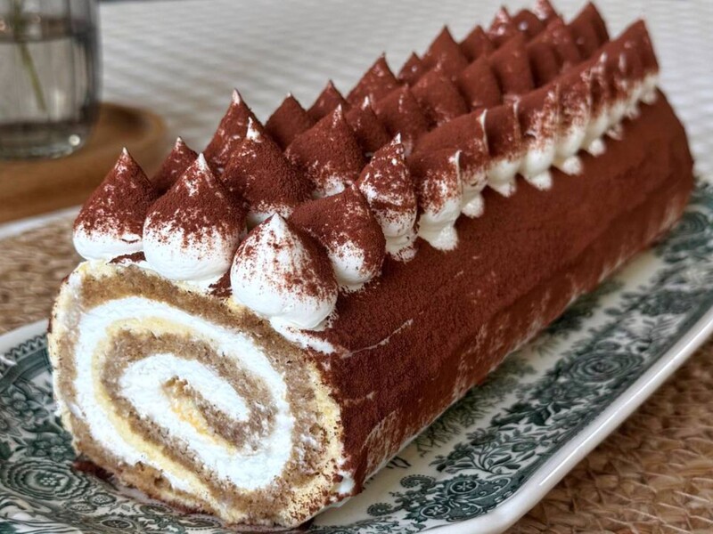 Додайте це до борошна – і бісквіт вийде ніжним і пухким. Рецепт десерту з кавовим просоченням