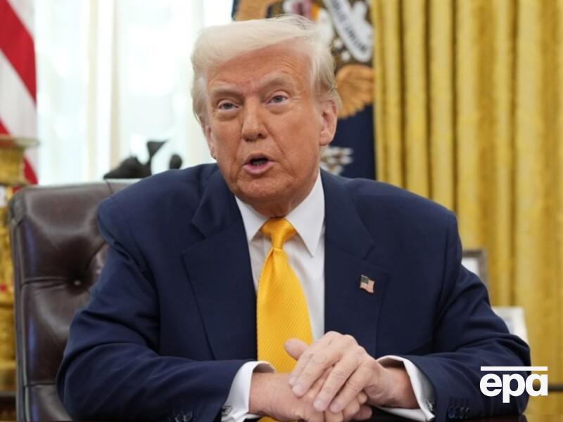 78-річний Трамп на брифінгу весь час ховав руку, на якій раніше помітили величезний синець. Фото