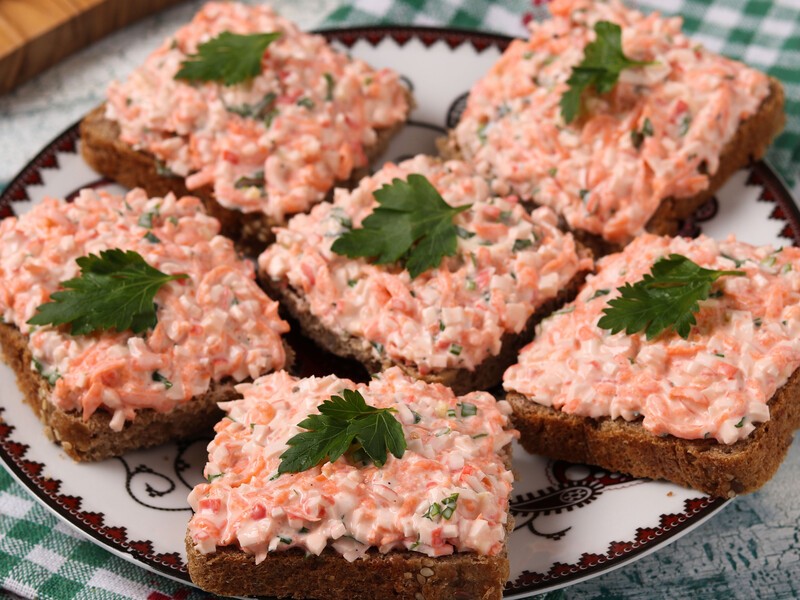 Додайте це до крабових паличок і легка намазка швидко буде готовою. Рецепт простої закуски