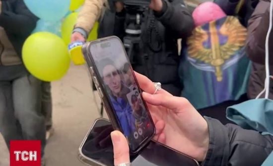 Донька захисника Маріуполя вперше побачила батька, звільненого з полону