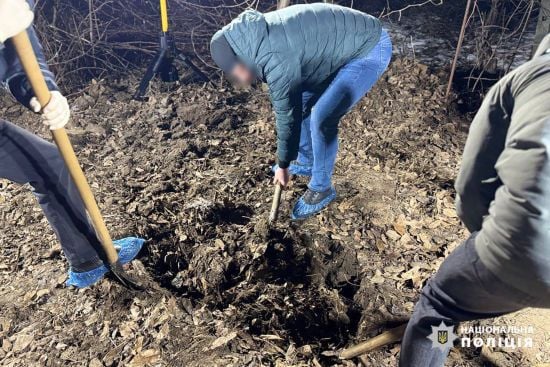 На Черкащині онука, якого розшукувала бабуся, виявили закопаним на городі 