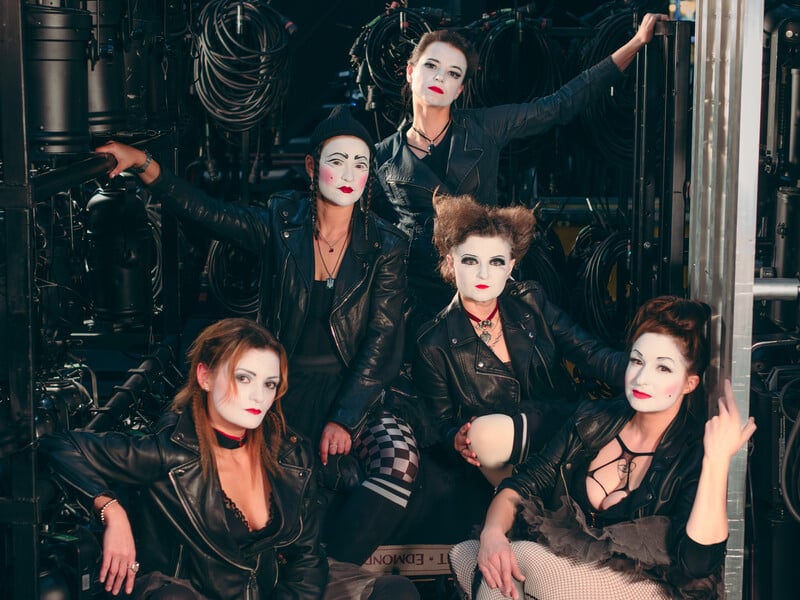 Гурт Dakh Daughters презентував кліп, створений ШІ, у якому показані залиті кров’ю диктатори. Відео Гурт Dakh Daughters презентував кліп, створений ШІ, у якому показані залиті кров’ю диктатори. Відео