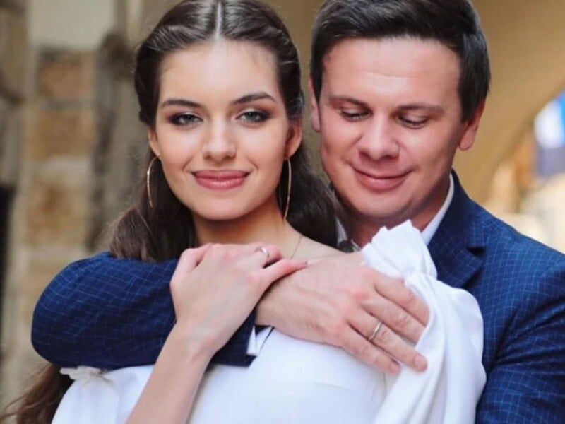 "Усі шоковані". Друзі 41-річного Комарова прокоментували його розлучення із 27-річною моделлю