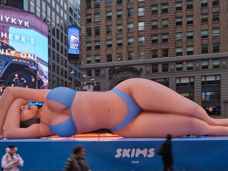 Гігантська надувна Кардаш'ян на Times Square обурила американців