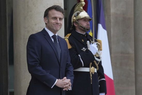 "Якщо хтось грається у Третю світову війну, то його звати Путін": Макрон підтримав Зеленського