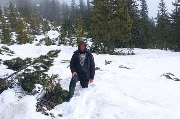 Чоловік майже добу босоніж ішов горами до Румунії: фото