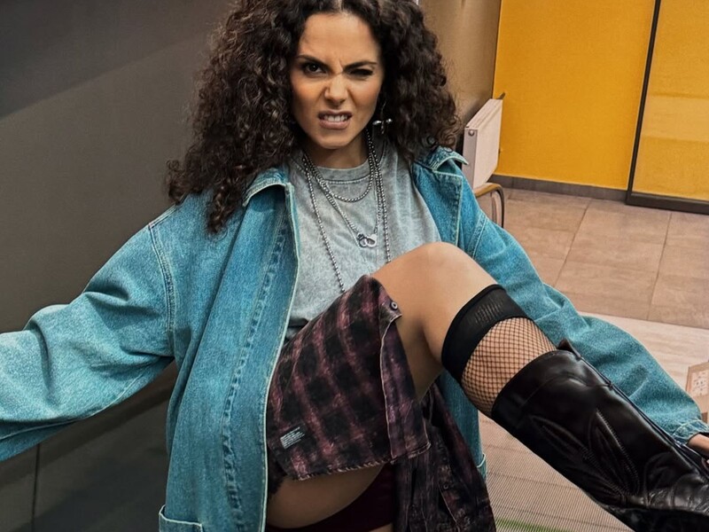 Каменських знялася у весняній фотосесії в мінішортах