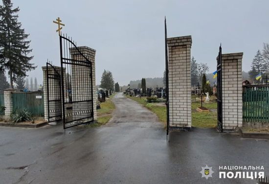 Крав речі, щоб продати: на Житомирщині чоловіка підозрюють у нарузі над могилами захисників