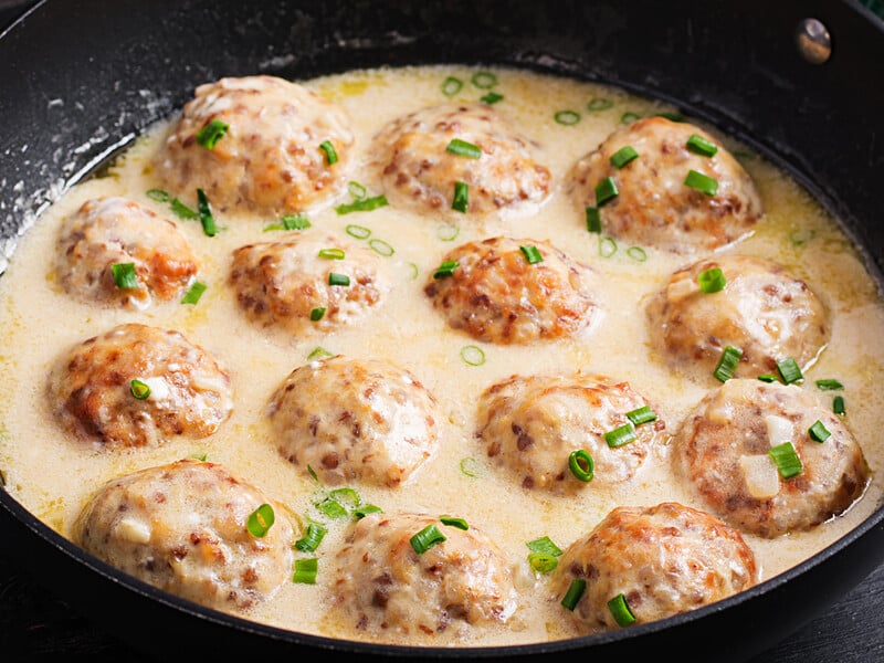 Залийте котлети цим соусом – і вони вийдуть смачними, соковитими й ніжними. Рецепт вершкової страви