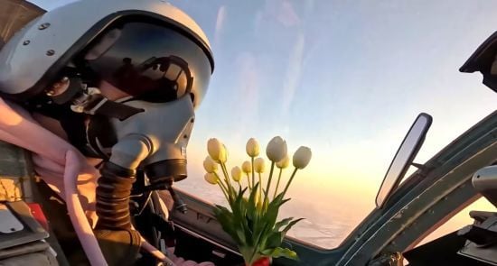 Пілот України, захищаючи небо, привітав усіх жінок білими тюльпанами (фото)