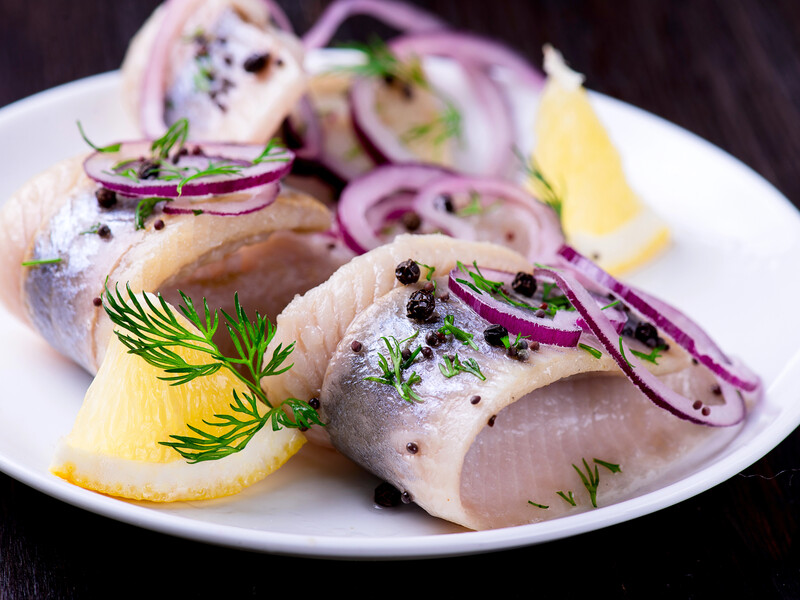 Приготуйте оселедець у лимонному маринаді за шість годин із ніжним смаком без оцтового присмаку