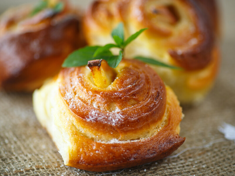 Обгорніть половинки яблук у тісто, посипте цукром. Пісний десерт без яєць, дріжджів та молока