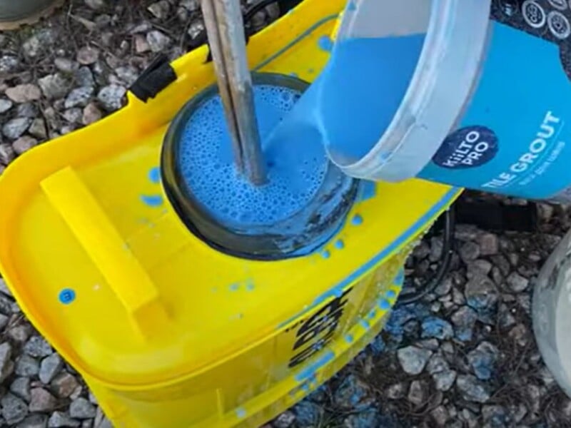 Скористайтеся жіночими колготками – і розпилювач не засмітиться після оброблення саду бордоською сумішшю