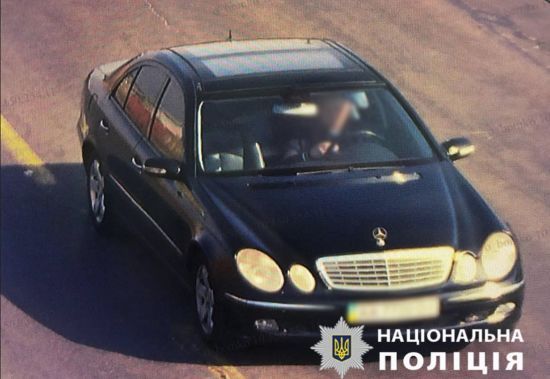 У Києві нахабний водій Mercedes побив інспекторку з паркування: фото, відео