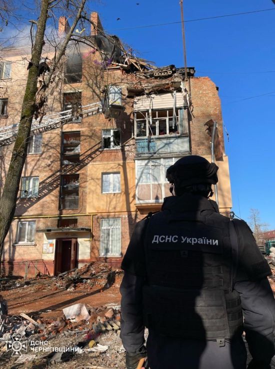 Рятувальники показали наслідки удару РФ по будинку в Чернігові: яка ситуація
