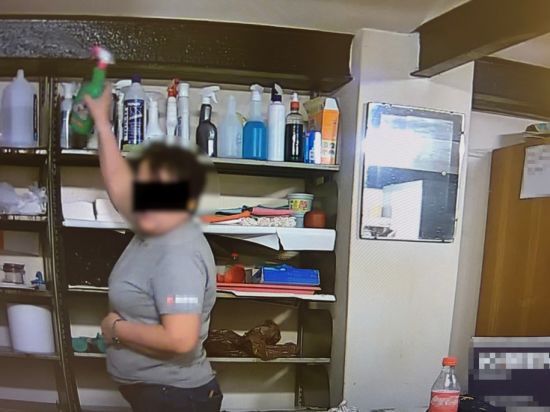 Жінка систематично труїла колегу по роботі, підсипаючи отруту у напої: чим завершилася історія