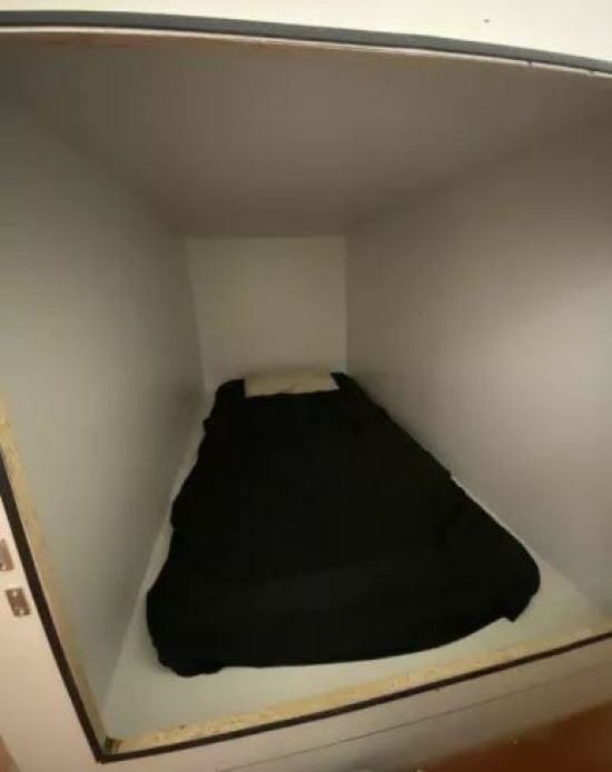 Звукоізольована труна: чоловік створив унікальний бокс для сну, але є нюанс – фото