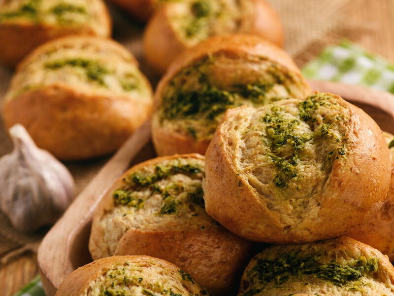 Зробіть розріз уздовж і змастіть тісто запашною намазкою. Рецепт булочок із часниковим маслом