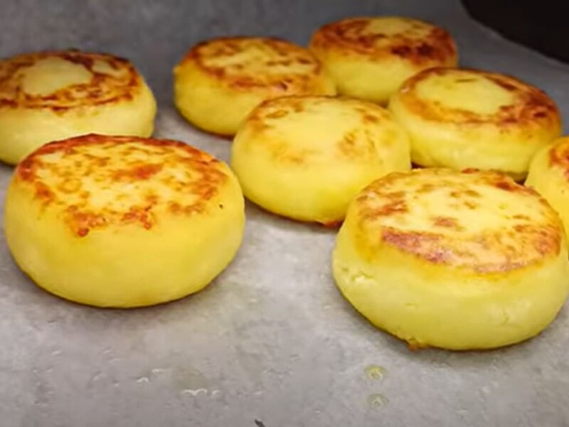 Додайте це в тісто – і сирники ніколи не розповзуться. Перевірений рецепт неймовірно смачного сніданку